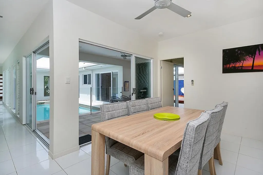 Laguna Retreat Holiday home Trinity Beach Australia